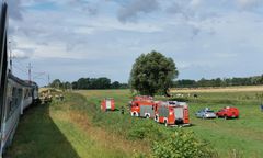 Borkowice. Osobówka wjechała pod pociąg. Nie żyje jedna osoba