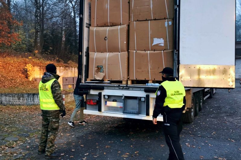 Kłodzko. Chłodnia miała być pełna kapusty. W zamian upchnięto do niej 14 ton nielegalnego suszu tytoniowego