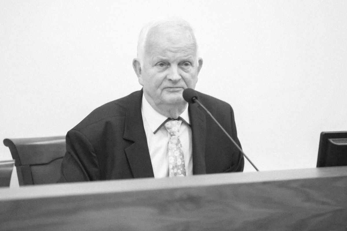 Zasłabł na sesji rady miasta. Nie żyje Jan Pszczoła