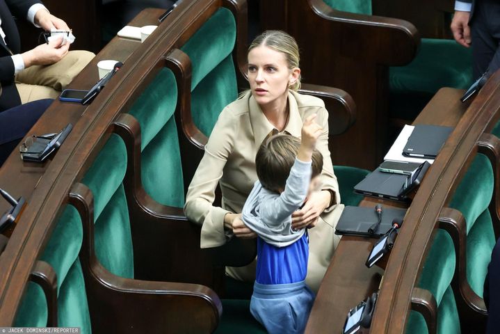 Posłanka przyszła z dzieckiem do Sejmu. Grad komentarzy w sieci