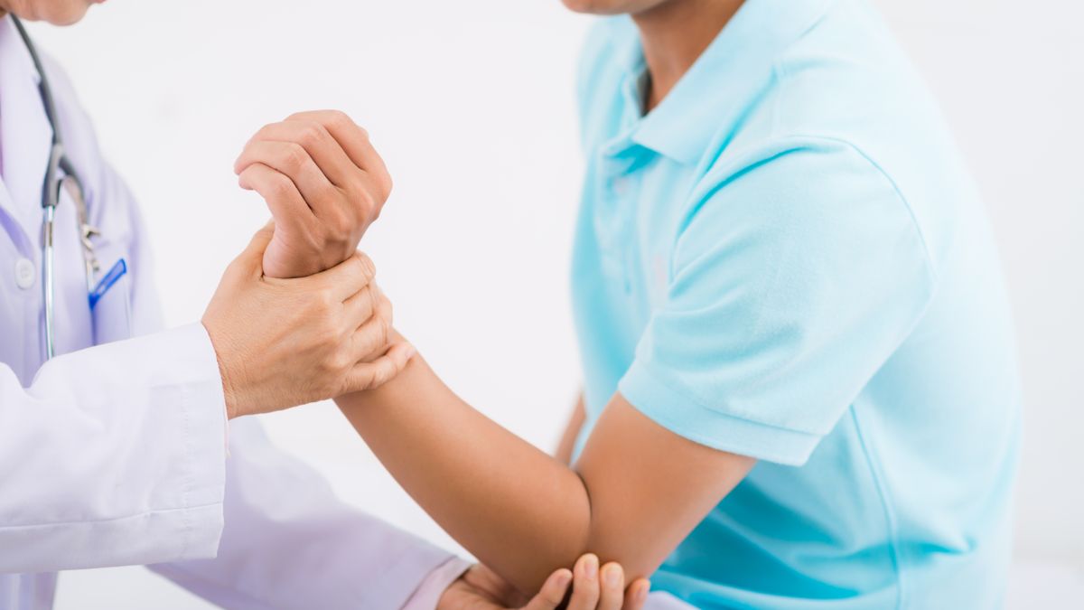 Wskazaniem do przeprowadzenia artroplastyki jest silny ból utrudniający wykonywanie codziennych czynności.