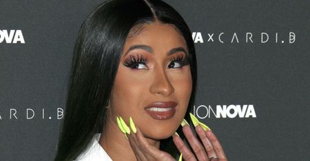Cardi B zaszalała ze strojem. Co ona ma na ramionach?