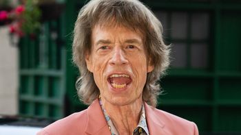 83-letni Mick Jagger to sceniczne ZWIERZĘ. Tak sobie pomaga za kulisami