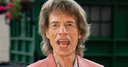 83-letni Mick Jagger to sceniczne ZWIERZĘ. Tak sobie pomaga za kulisami