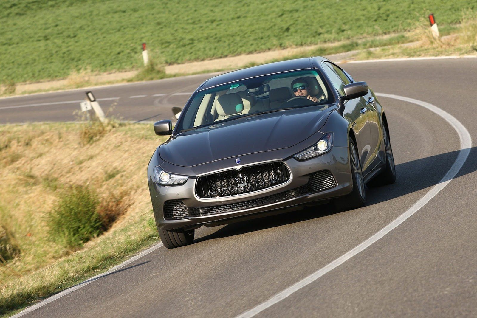 2014 Maserati Ghibli - Włosi wiedzą, co to piękno [galeria] 32