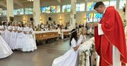 Pierwsza Komunia Św. dzieci z SP w Wiadernie i SP nr 8 w Tomaszowie. Piękna uroczystość w kościele NMP Królowej Polski