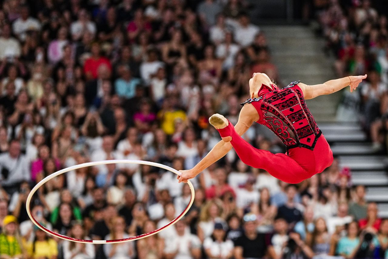 16-year-old Ukrainian gymnast dazzles with "Thriller" routine