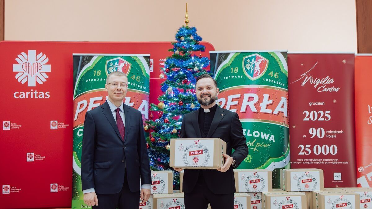 Na zdjęciu od lewej: Maciej Ładwiński, Dyrektor ds. Marketingu Perła – Browary Lubelskie S.A., ks. Łukasz Mudrak, Dyrektor Caritas Archidiecezji Lubelskiej