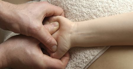 Zaczyna się od bolesnych skurczy. Powoli wyniszcza całe ciało