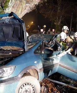 Świątniki Górne. Auto wjechało w drzewo. Cztery osoby ranne