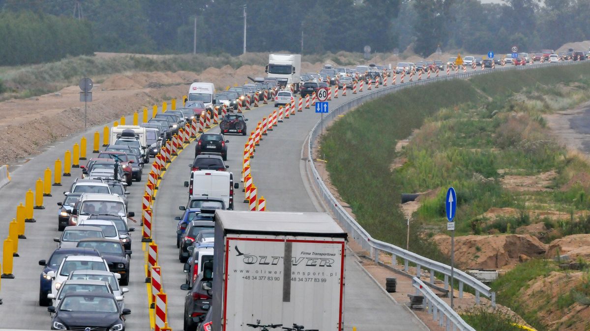 W porównaniu z rokiem ubiegłym, w którym do ruchu włączono niespełna 140 km, w obecnym roku jest nieporównanie lepiej - pisze "Rz" 