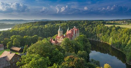 Masoni, ukryte przejścia, tajemnicze szyfry. Zamek Czocha przyciąga, zaskakuje i czasem niepokoi