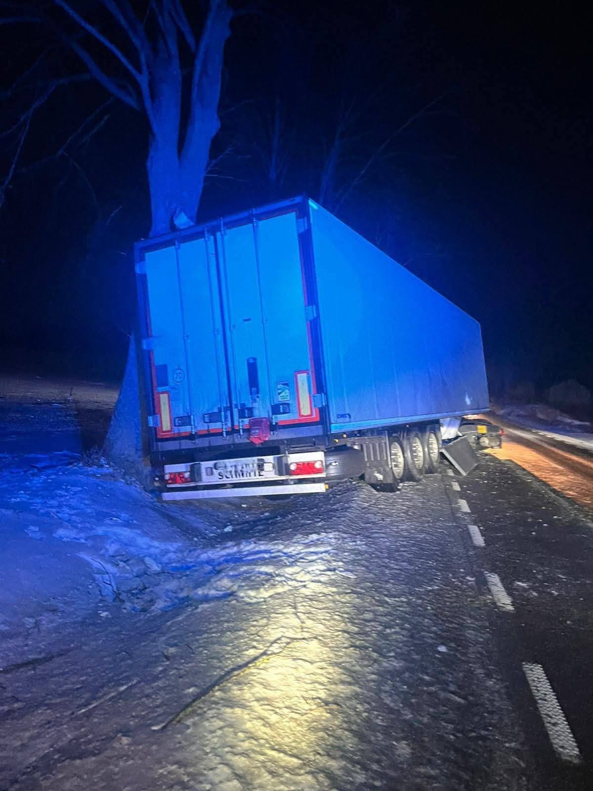 Ciężarówka w rowie