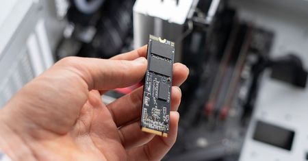 Dyski HDD mogą się schować. Zapowiedzieli SSD o pojemności 300 TB