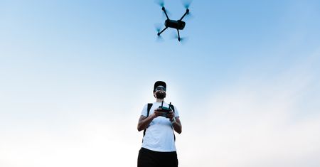 Jak prawidłowo latać dronem? O tym musisz pamiętać