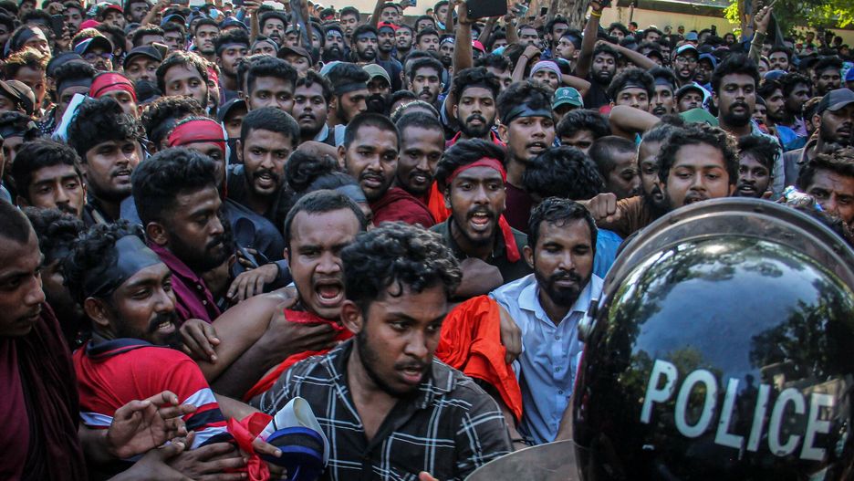 arch50
TOPSHOT - University students protest outside the residence of Sri Lanka's prime minister  Mahinda Rajapaksa during a demonstration over the country's crippling economic crisis in Colombo on April 24, 2022. (Photo by AFP)
-