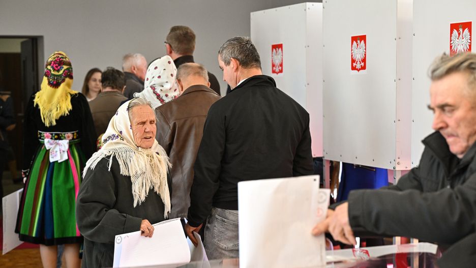 Głuchów (woj. łódzkie), 07.04.2024. Wybory samorządowe 2024. Głosowanie w lokalu wyborczym w Głuchowie koło Rawy Mazowieckiej, 7 bm. Trwa głosowanie w wyborach samorządowych. Do jego zakończenia obowiązuje cisza wyborcza. (ad) PAP/Grzegorz Michałowski