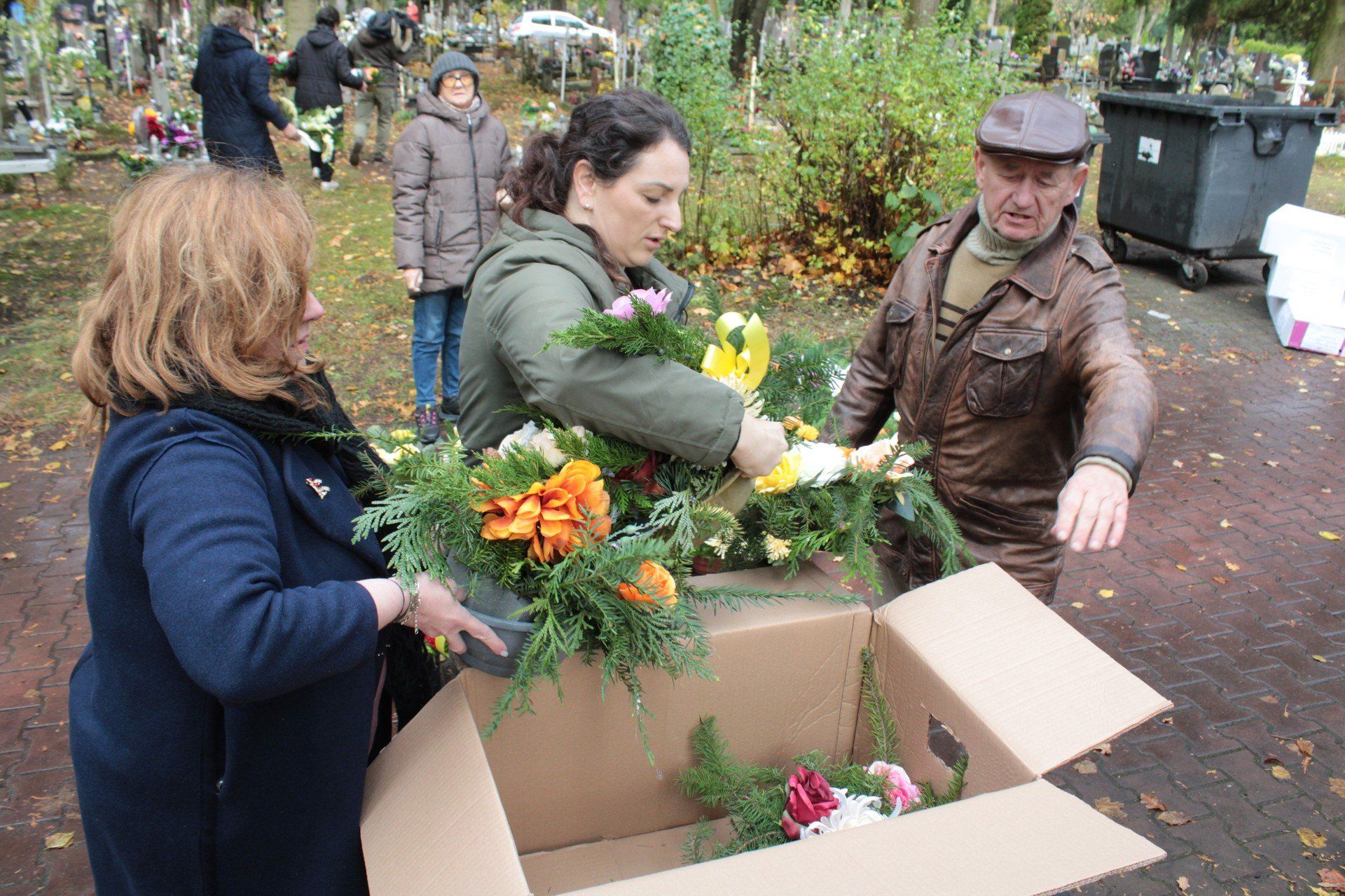 SENIORZY Z ZIELONEGO TARASU PRZEKAZUJĄ STROIKI NA BEZIMIENNE GROBY