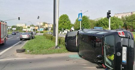 Wypadek na rondzie przy Orfeuszu. Troje dzieci w szpitalu [ZDJĘCIA]
