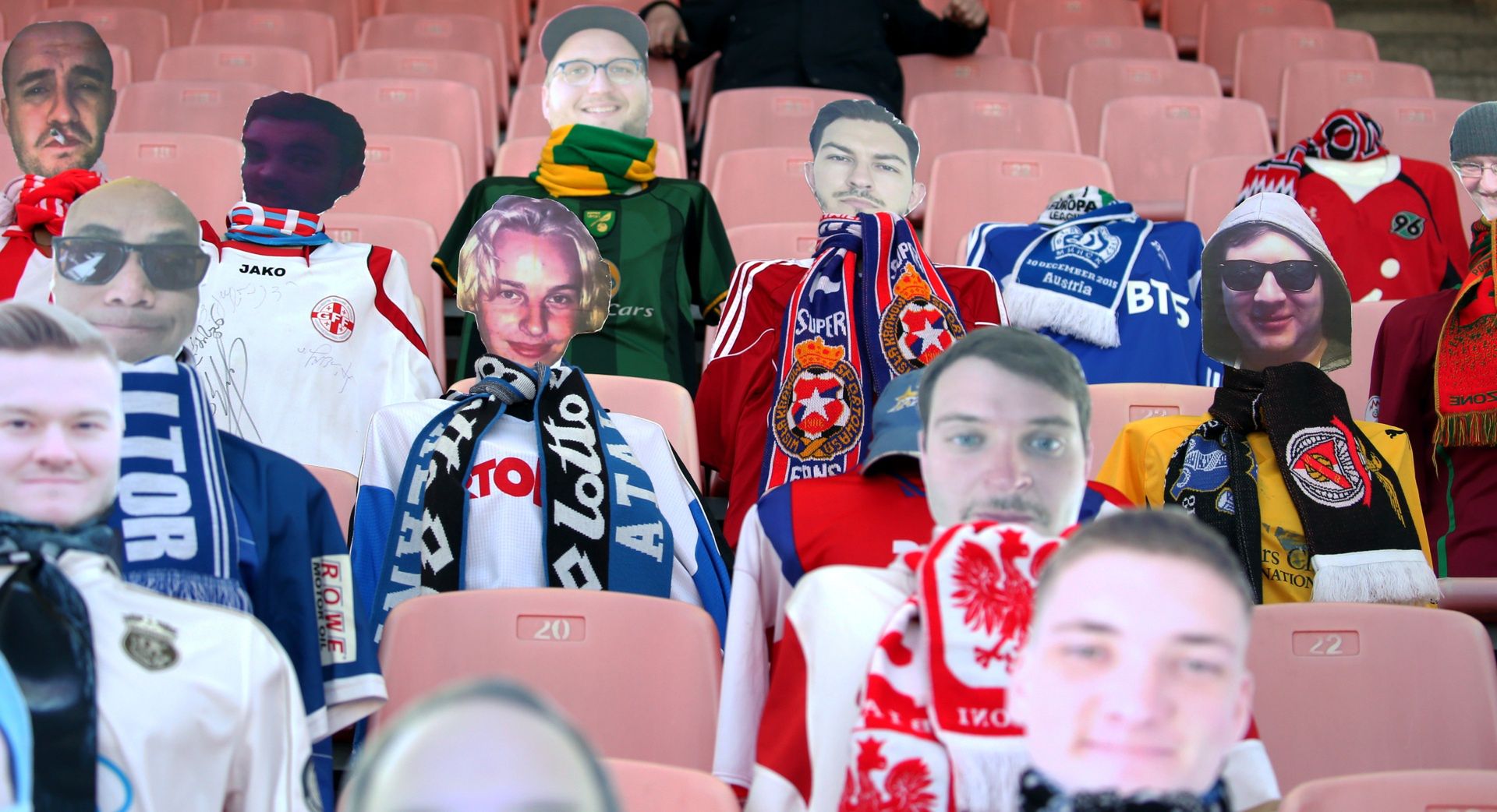 Wycięte twarze niby-kibiców na stadionie podczas meczu ligi białoruskiej Dynamo Brześć - Isloch Mińsk. Liga białoruska jako jedyna w Europie działa mimo epidemii