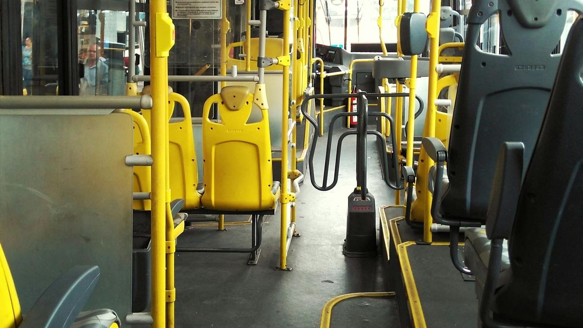 26-latek zaczął strzelać w kierunku miejskiego autobusu  