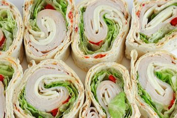 Biorę 3 tortille i kilka plastrów szynki. W 10 minut mam kolację lepszą niż kanapki