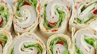 Biorę 3 tortille i kilka plastrów szynki. W 10 minut mam kolację lepszą niż kanapki