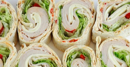 Biorę 3 tortille i kilka plastrów szynki. W 10 minut mam kolację lepszą niż kanapki