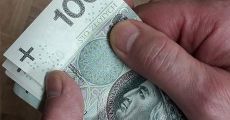 Z bankomatu wystawało 5 tysięcy złotych. Niewiarygodne, co zrobił "szczęśliwiec"