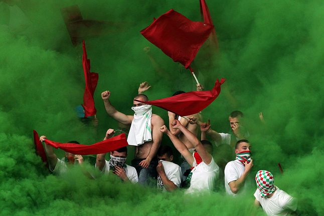 III miejsce, Sport, zdjęcie pojedyncze. Warszawa. Oprawa meczu i race kibiców Legii Warszawa podczas meczu z Lechem Poznań. 1 czerwca 2014