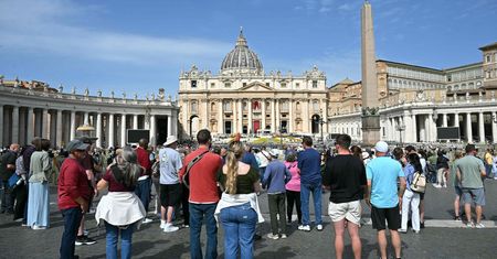 Co dzieje się teraz w Watykanie? Tłumy żegnają papieża Franciszka [TRANSMISJA]