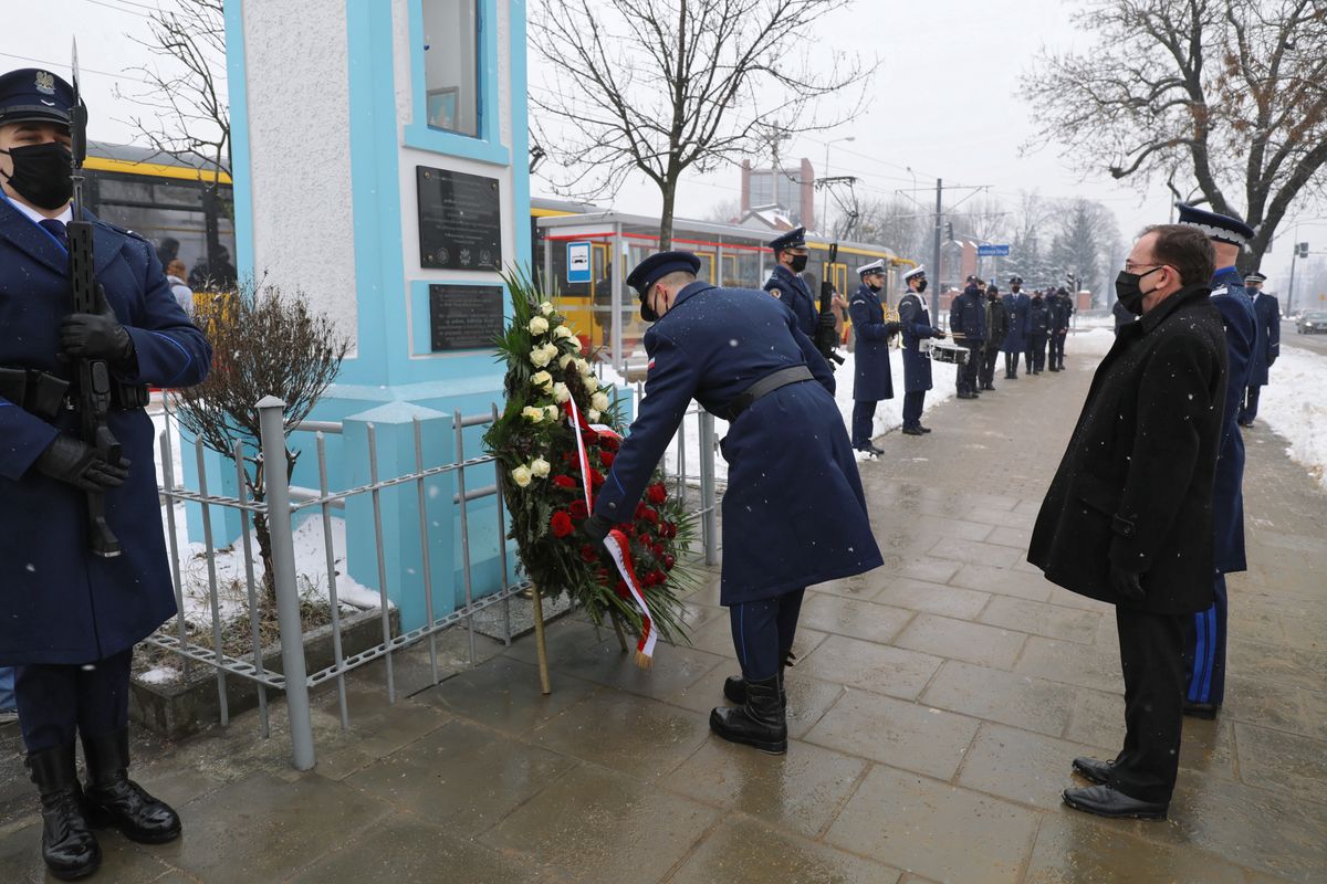 Warszawa. Złożono kwiaty pod tablicą upamiętniającą policjanta