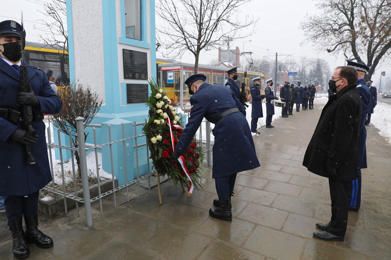 Warszawa. Złożono kwiaty pod tablicą upamiętniającą policjanta