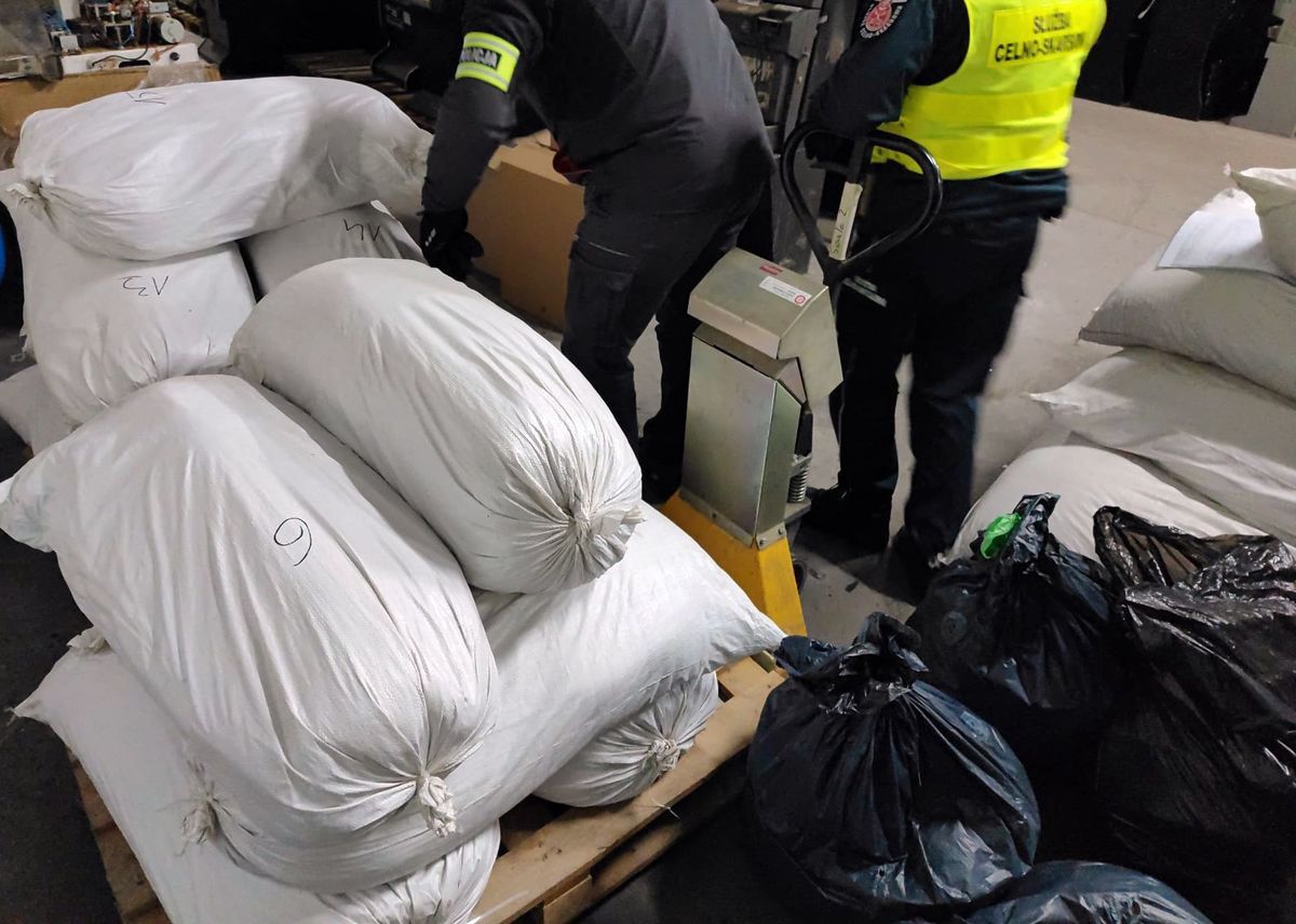 Łódź: KAS rozbiła kontrabandę. Zabezpieczono papierosy i tytoń warte ponad 260 tysięcy złotych