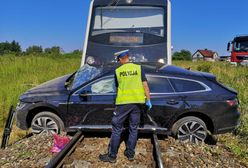 Wielkopolska. Tragedia na torach. Auto zmiażdżone