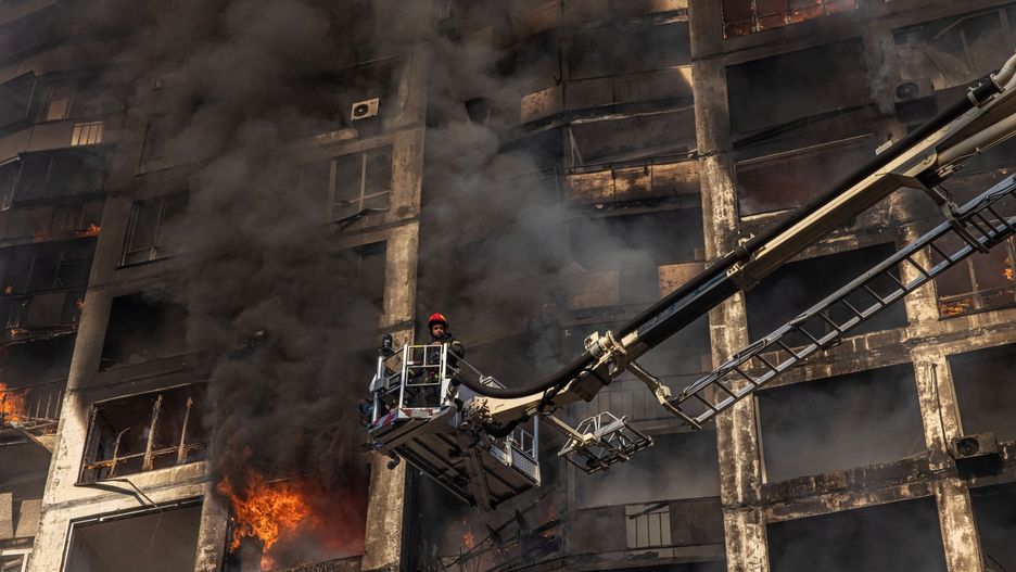 Russian invasion of Ukraineepa09826002 A firefighter extinguishes the fire in a residential building which was hit by artillery shelling, in Kyiv, Ukraine, 15 March 2022. Russian troops entered Ukraine on 24 February prompting the country's president to declare martial law and triggering a series of announcements by Western countries to impose severe economic sanctions on Russia.  EPA/ROMAN PILIPEY Dostawca: PAP/EPA.ROMAN PILIPEY