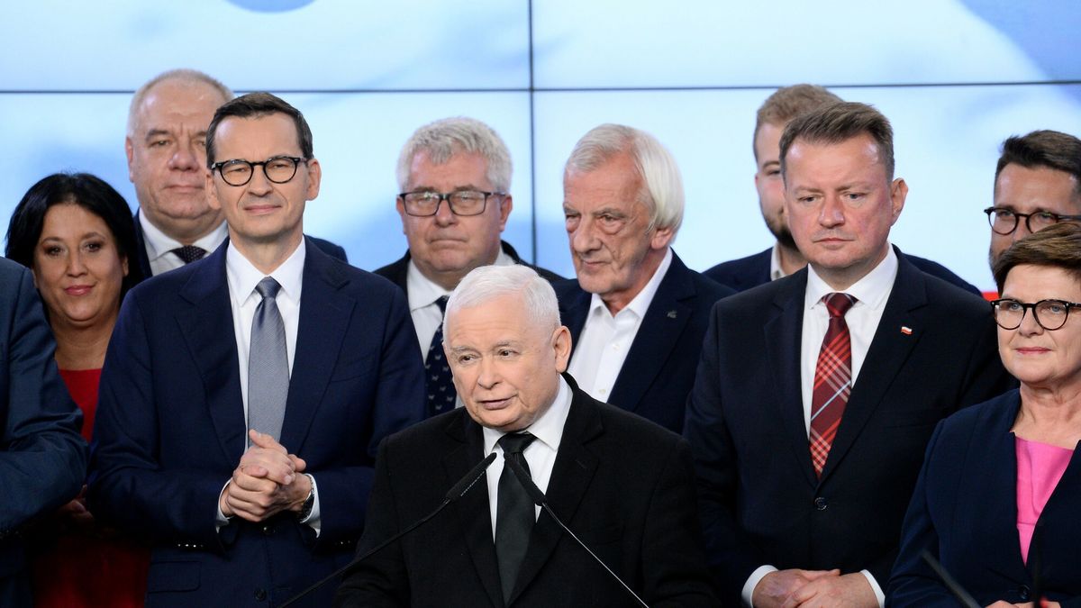 Wiecz�r wyborczy PiS
Fot. Fotokibit/East News, Warszawa, 15.10.2023. Wybory parlamentarne 2023. Wieczor wyborczy Prawa i Sprawiedliwosci w siedzibie partii przy ul. Nowogrodzkiej.
Fotokibit