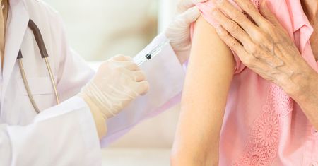 Jak przygotować się do szczepienia na Covid-19 - zasady, niezbędne dokumenty, postępowanie przed i w trakcie