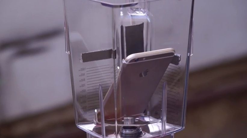 iPhone 6 Plus w starciu z blenderem i ciekłym azotem 1
