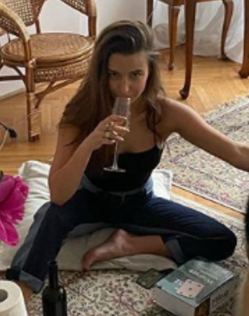 Julia Wieniawa umila sobie wieczór lampką wina i grą w karty