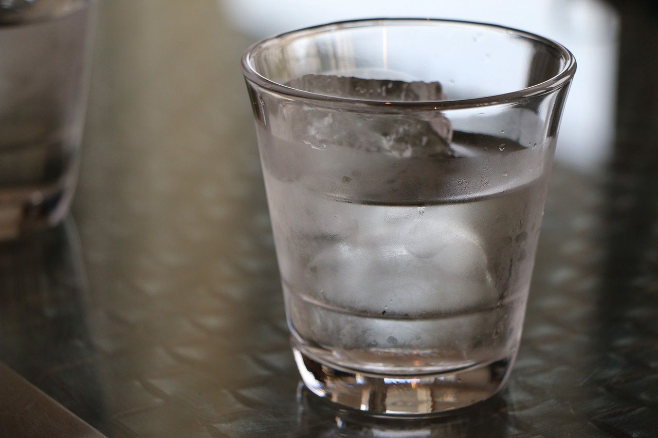 Co pić podczas upałów? Woda może nie być wystarczająca 