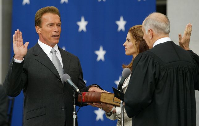 Arnold Schwarzenegger podczas zaprzysiężenia na gubernatora stanu Kalifornia