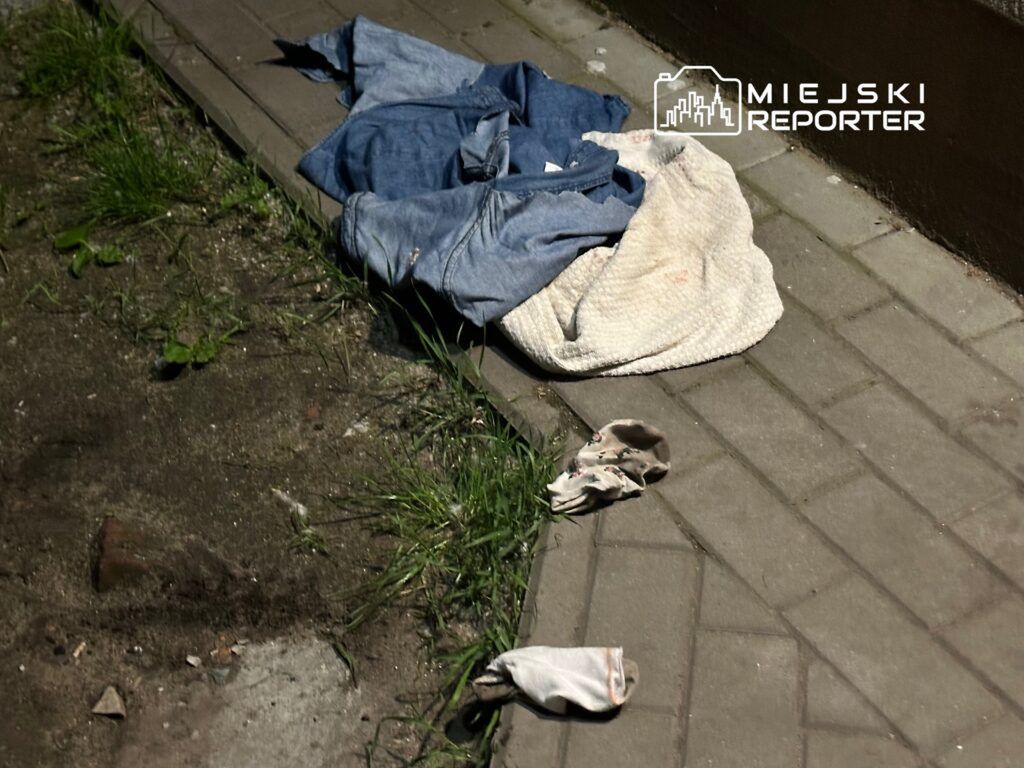 Fot. Miejski Reporter. Mężczyzna z raną kłutą brzucha na klatce schodowej