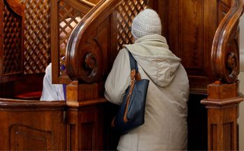 Nagminne przy konfesjonale. Ksiądz o błędach przy spowiedzi