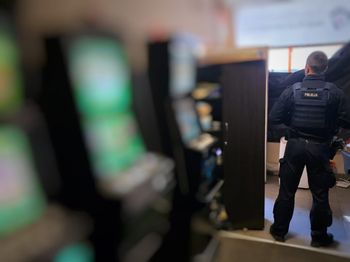 Ząbkowice Śląskie: Policjanci zlikwidowali punkt z nielegalnymi automatami do gier