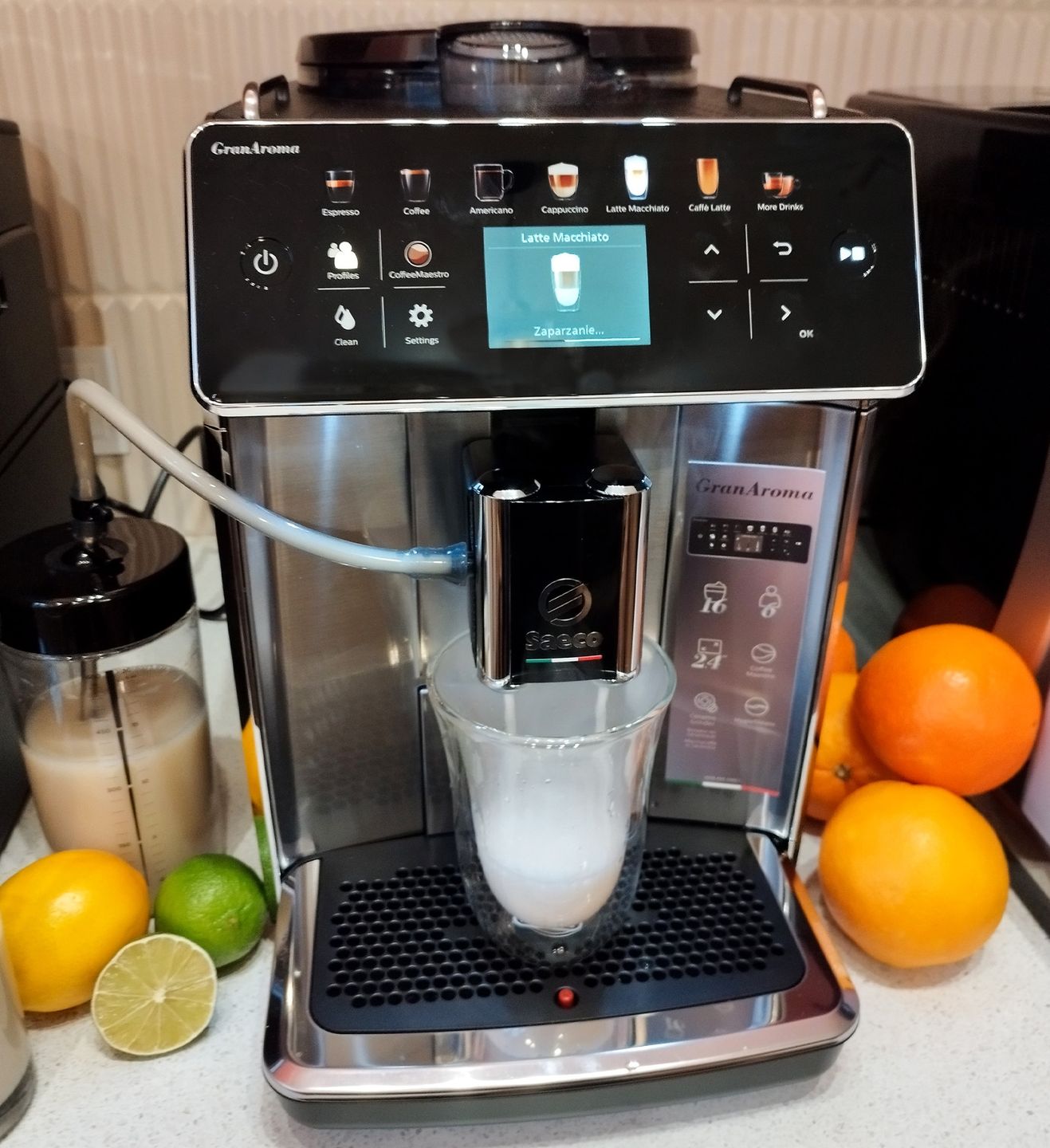 SaecoGranAroma SM6585/00 przygotowujący latte macchiato - zdjęcie.