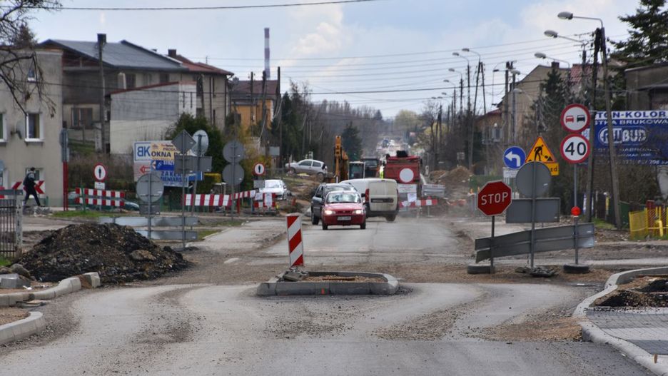 Śląskie. Powoli prace przy remoncie drogi wojewódzkiej nr 933 zbliżają sie do końca.