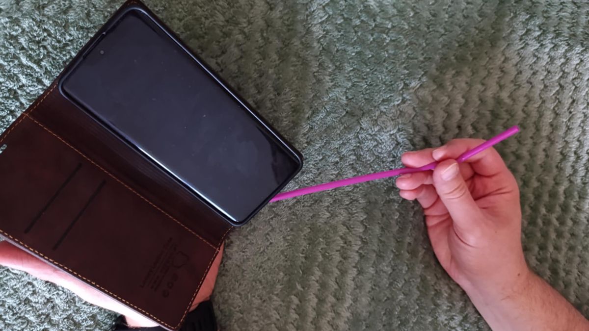 Jak i dlaczego warto użyć słomki do telefonu?