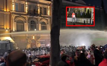 Tbilisi: szturmowali pałac prezydencki. Policja użyła armatek wodnych