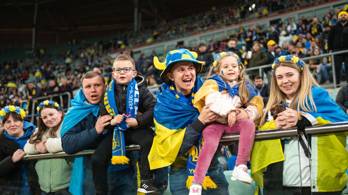 Kwalifikacje EURO 2024: Ukraina-Islandia
26.03.2024 Wroclaw , finalowy mecz barazowy eliminacji  UEFA Euro 2024 Ukraina - Islandia n/z  Ukraina kibic kibice fan fani doping --- supporters cheering fot. P.Dziurman/REPORTER
P.Dziurman/REPORTER
